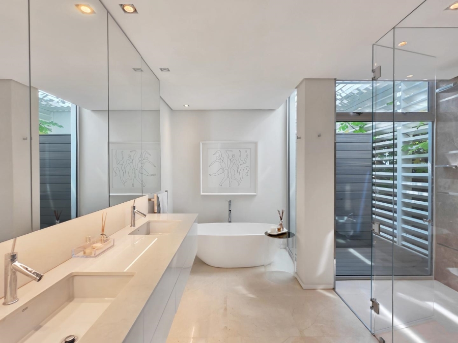 5 Bedroom Property for Sale in Fresnaye Western Cape